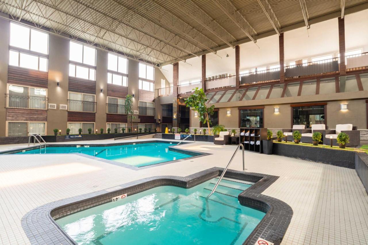 Sandman Hotel Edmonton West Экстерьер фото