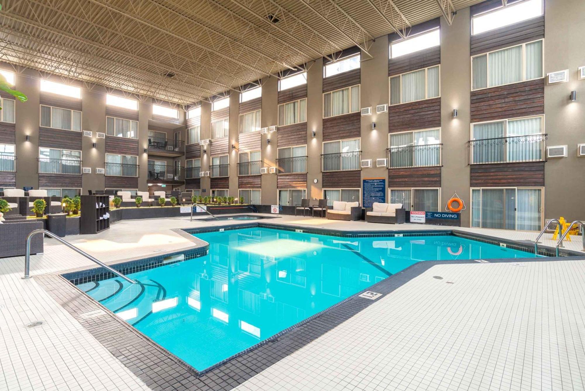 Sandman Hotel Edmonton West Экстерьер фото