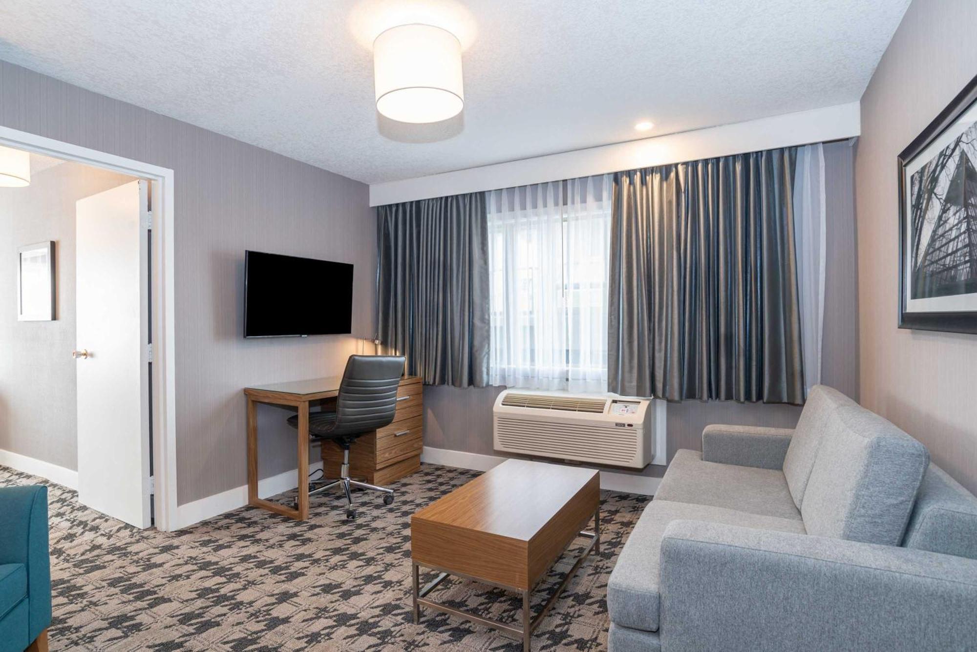 Sandman Hotel Edmonton West Экстерьер фото
